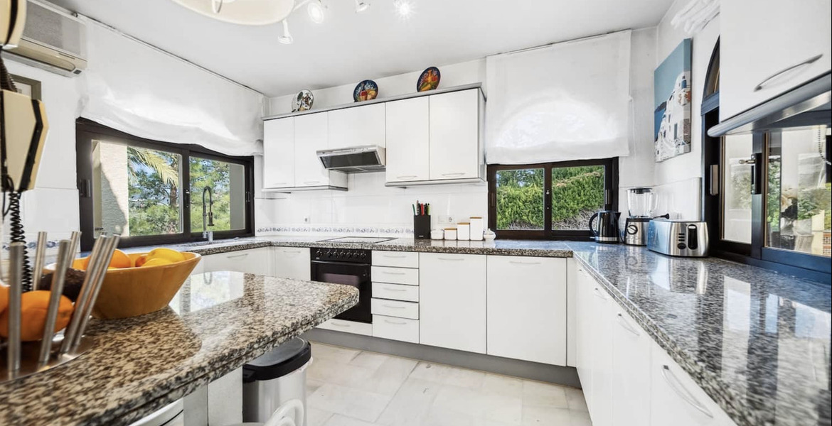 Villa de Lujo en Las Lomas de Nueva Andalucía