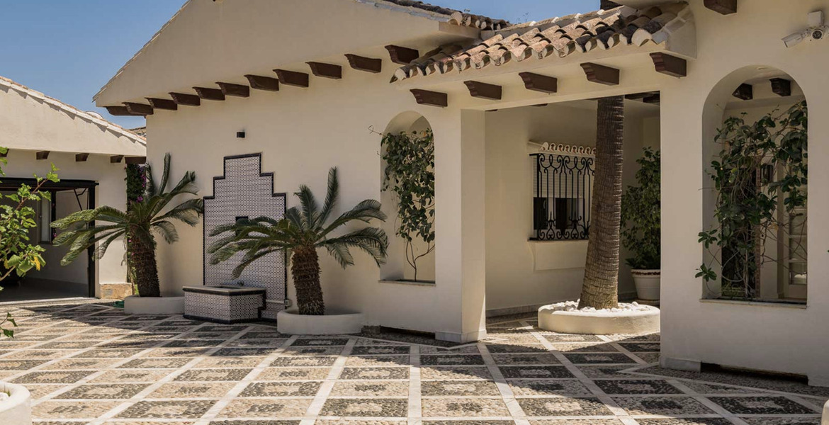 Villa en alquiler en Nagüeles, Marbella, situada en la Milla