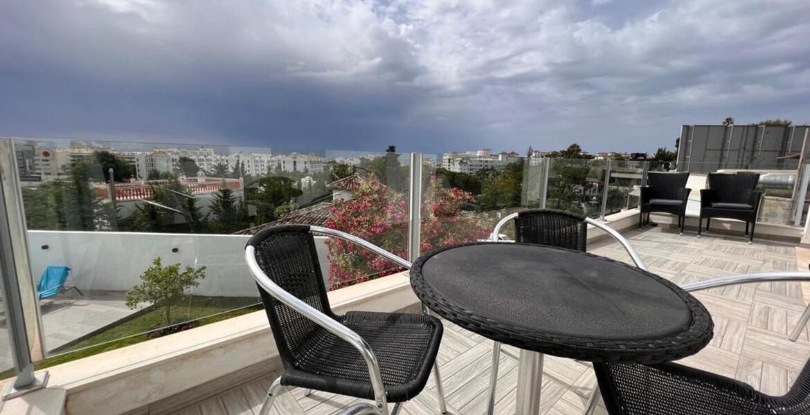 Villa à MARBELLA avec 4 chambres et 4 salles de bain.