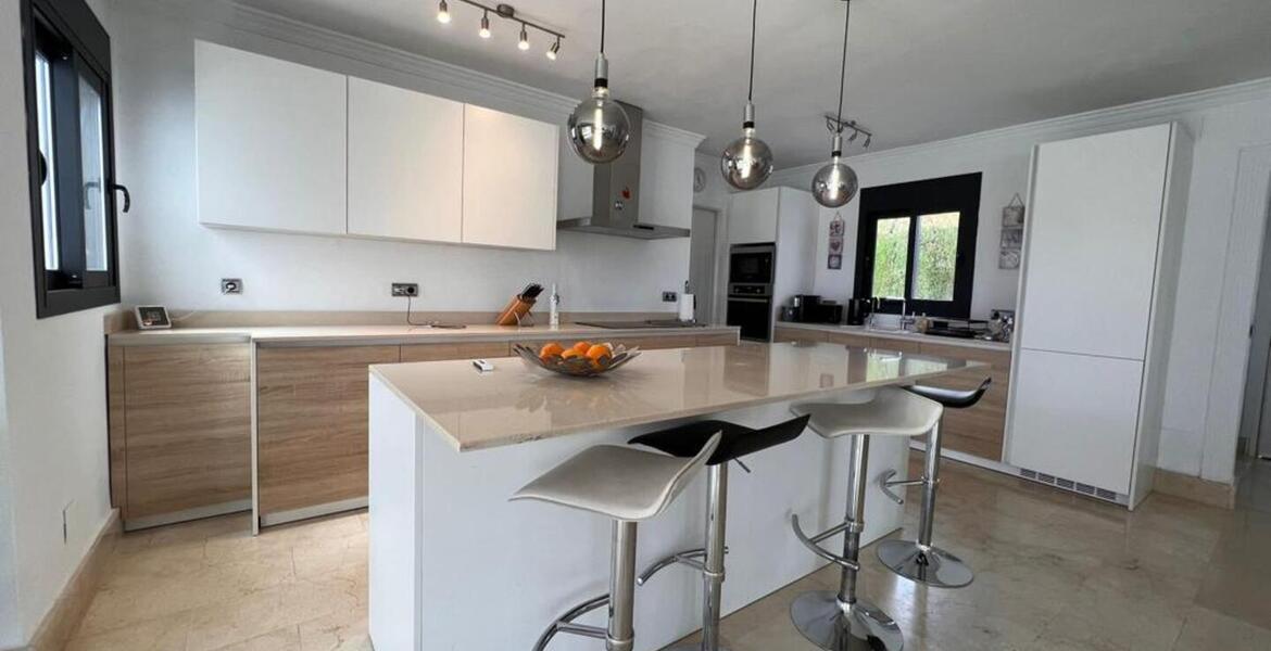 Villa à MARBELLA avec 4 chambres et 4 salles de bain.