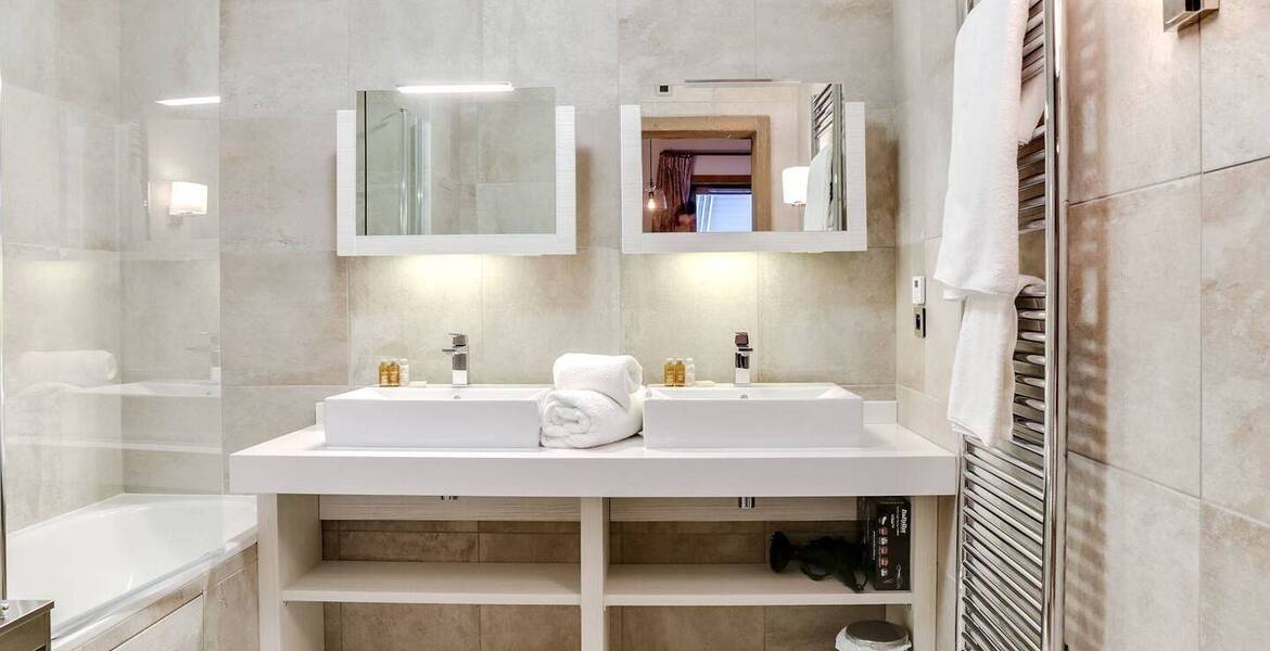Este apartamento compuesto por tres habitaciones con baño