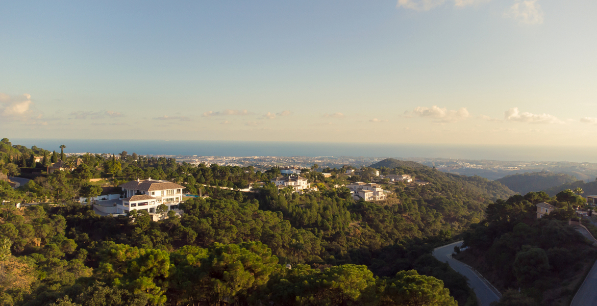 Эксклюзивная роскошная вилла с панорамным видом в Ла Загалет