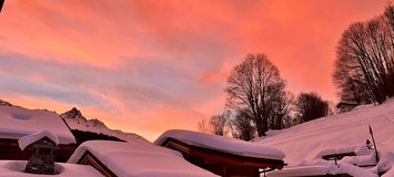 Наше недавно построенное шале расположено между деревней Les