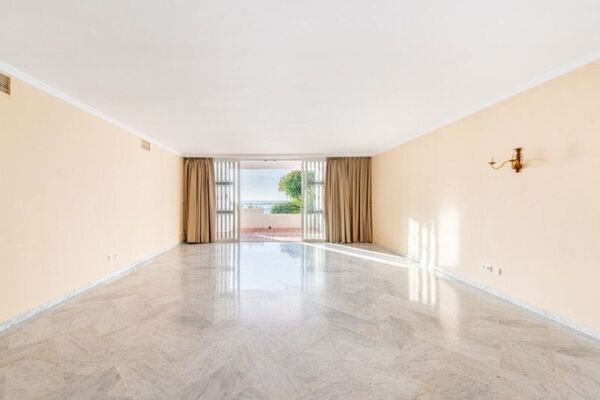 Piso en primera línea de playa en venta en Marina Puente Rom