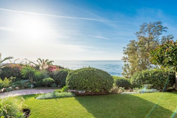 Piso en primera línea de playa en venta en Marina Puente Rom