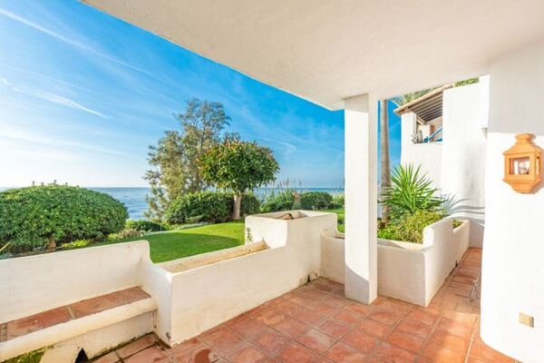 Piso en primera línea de playa en venta en Marina Puente Rom