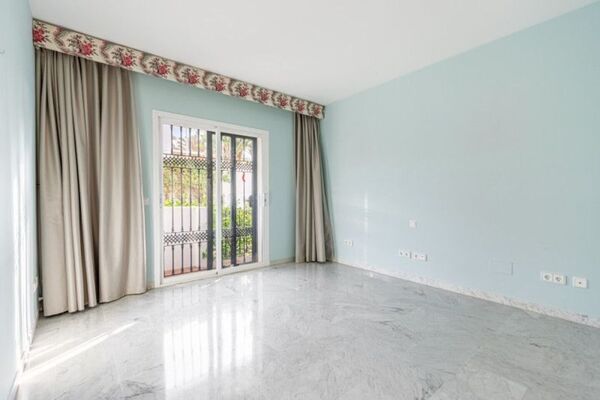 Piso en primera línea de playa en venta en Marina Puente Rom
