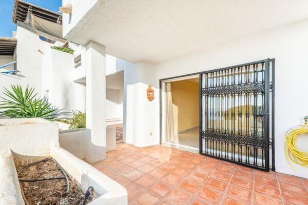 Piso en primera línea de playa en venta en Marina Puente Rom