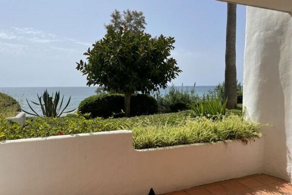 Piso en primera línea de playa en venta en Marina Puente Rom