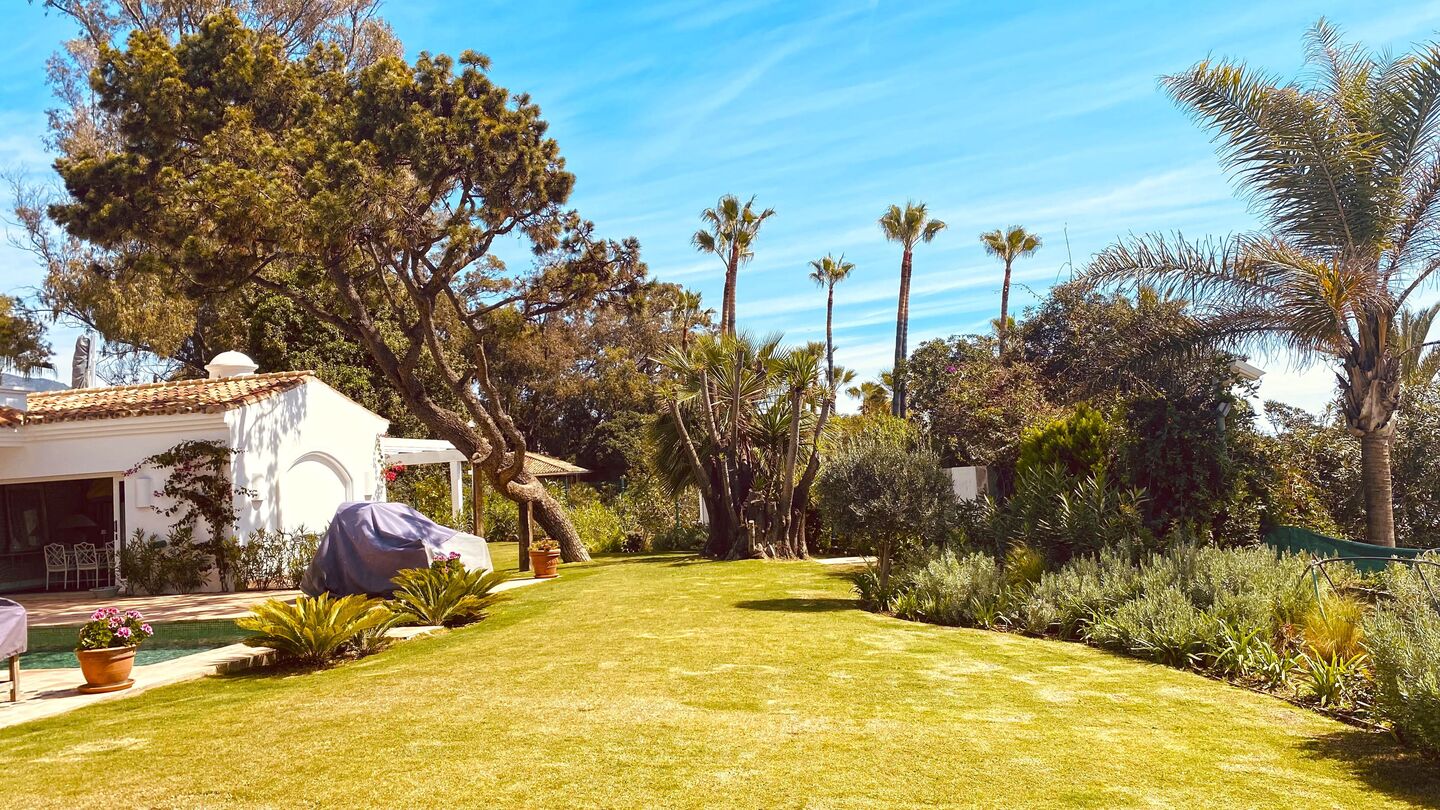 Villa de lujo en alquiler en primera línea de playa marbella