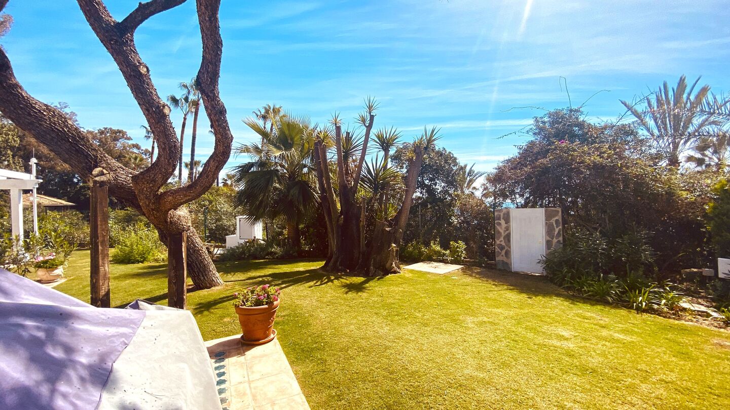 Villa de lujo en alquiler en primera línea de playa marbella