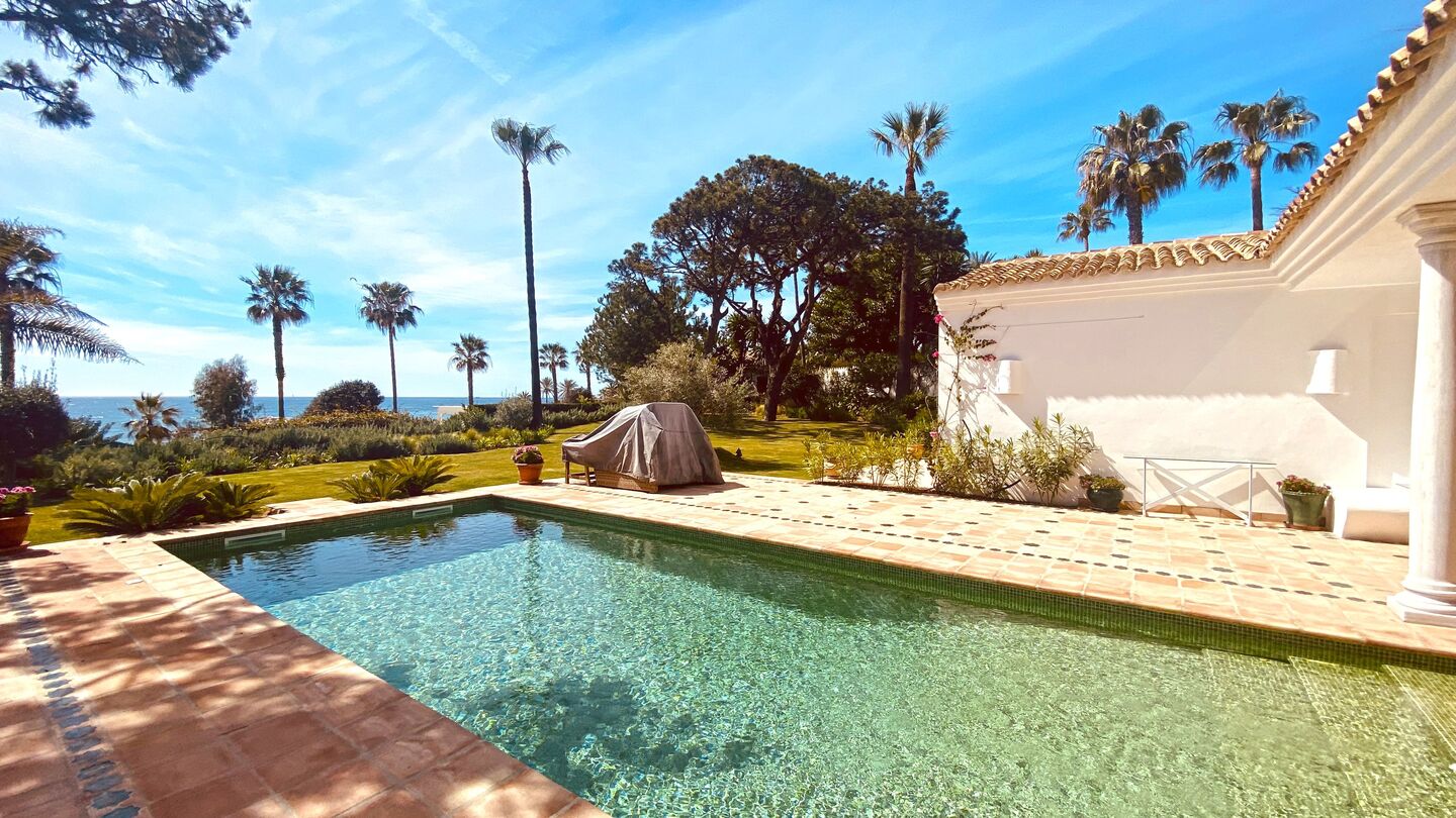 Villa de lujo en alquiler en primera línea de playa marbella