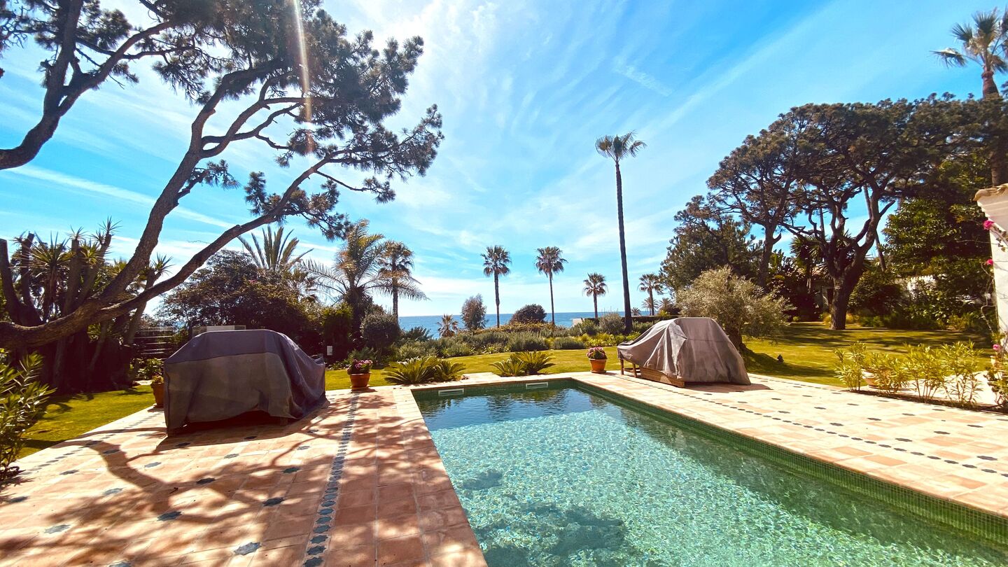 Villa de lujo en alquiler en primera línea de playa marbella