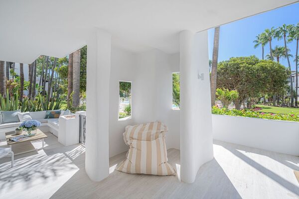 Un elegante apartamento de tres dormitorios en la planta baj