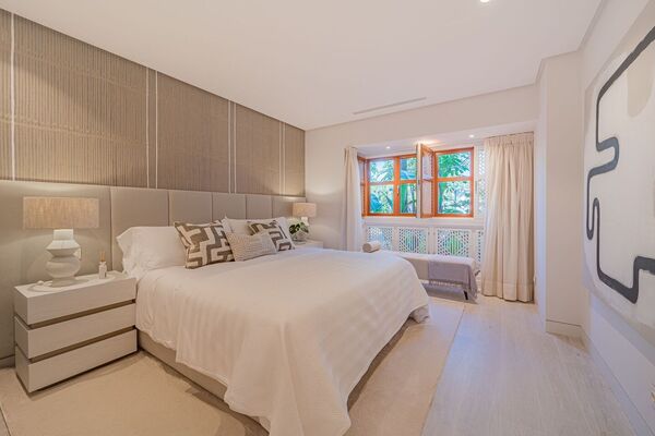 Un elegante apartamento de tres dormitorios en la planta baj