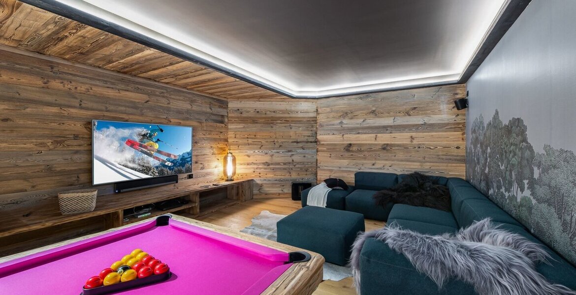 Le chalet est un tout nouveau chalet à la décoration moderne