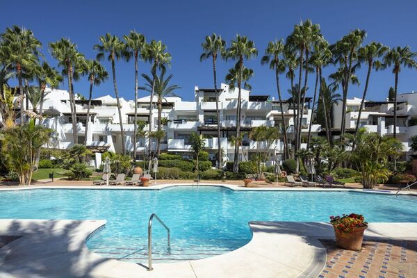 Lujoso apartamento en planta baja en Puente Romano Marbella