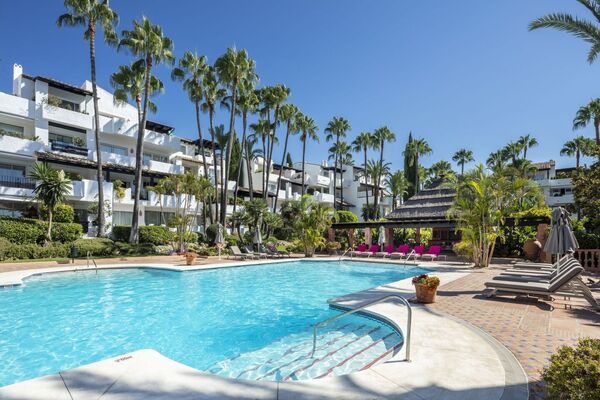 Lujoso apartamento en planta baja en Puente Romano Marbella