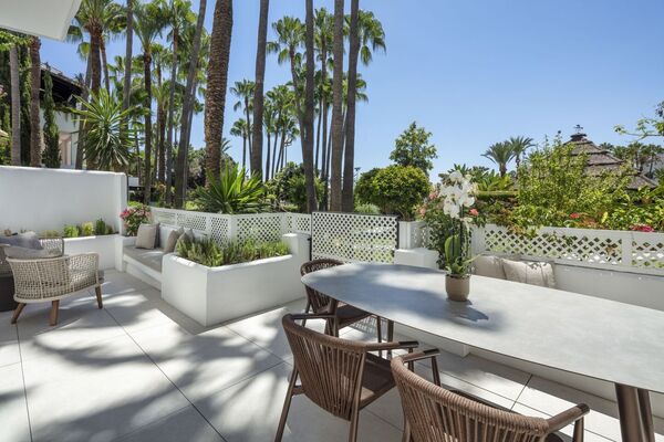 Lujoso apartamento en planta baja en Puente Romano Marbella