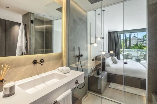 Lujoso apartamento en planta baja en Puente Romano Marbella