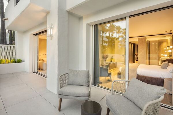 Lujoso apartamento en planta baja en Puente Romano Marbella