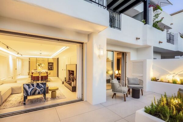 Lujoso apartamento en planta baja en Puente Romano Marbella