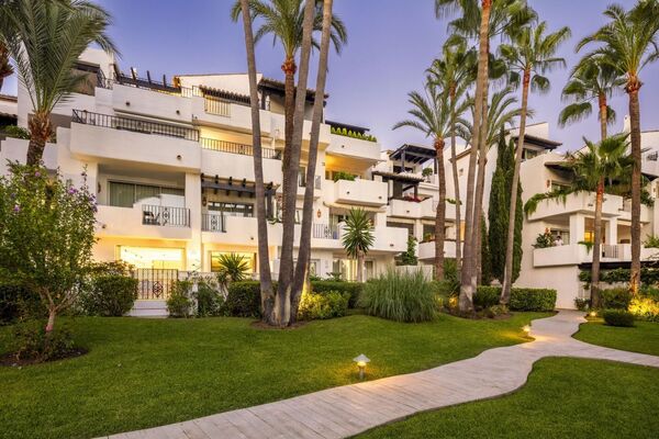 Lujoso apartamento en planta baja en Puente Romano Marbella