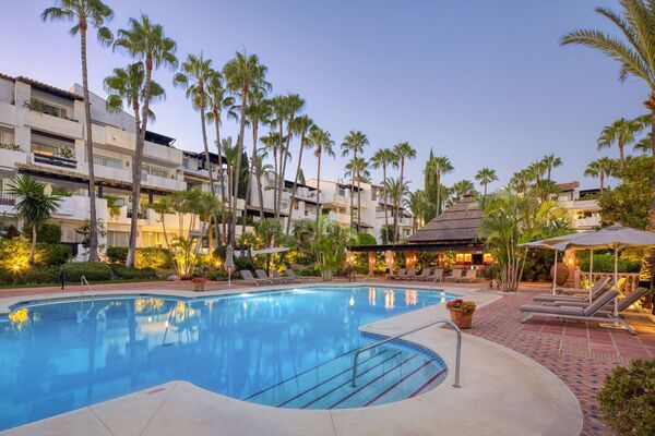 Lujoso apartamento en planta baja en Puente Romano Marbella