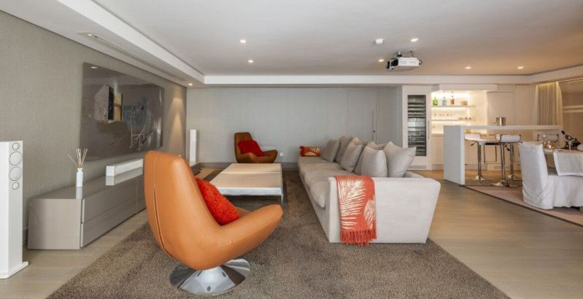 Contemporary Villa in Puente Romano with Smart Home