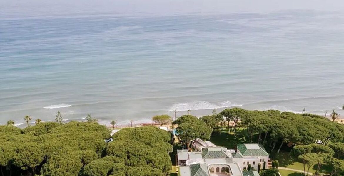 Villa en primera línea de playa en la Milla de Oro Marbella