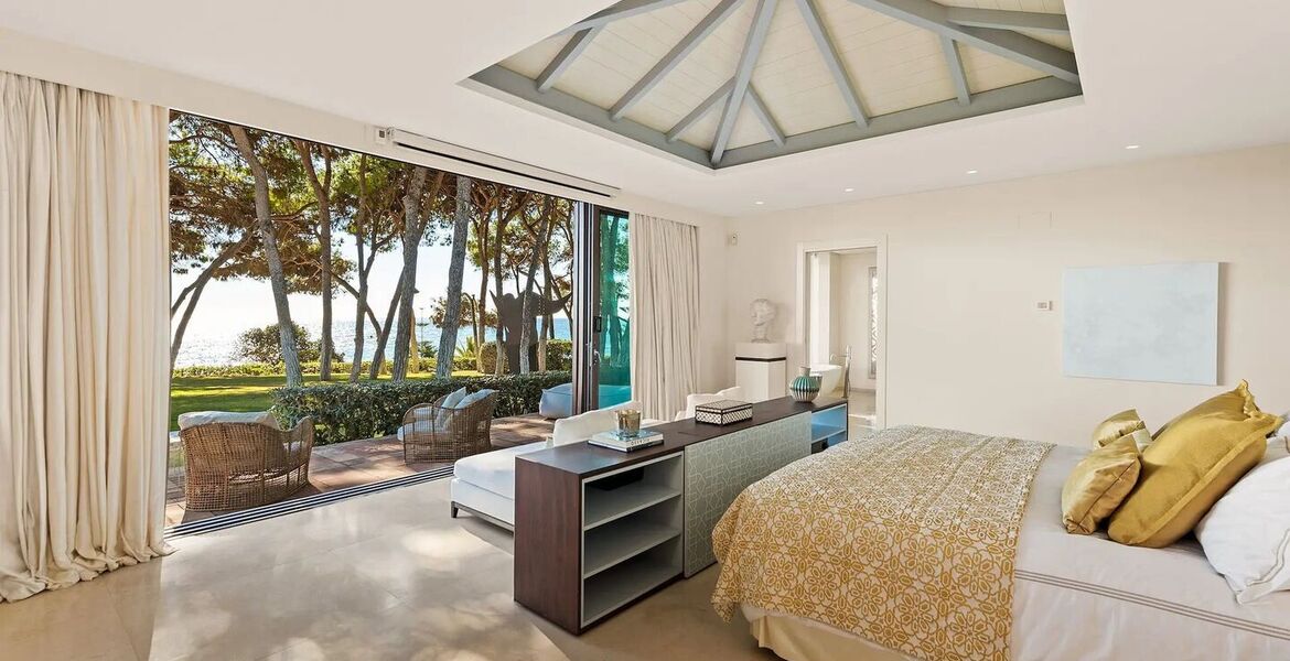 Villa en primera línea de playa en la Milla de Oro Marbella