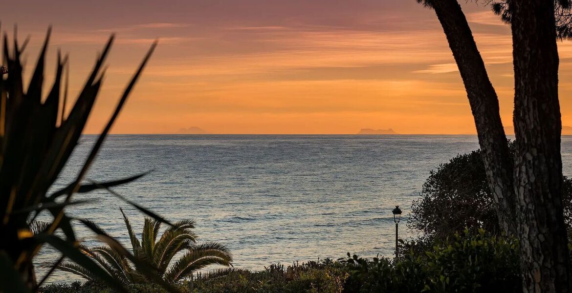 Villa en primera línea de playa en la Milla de Oro Marbella
