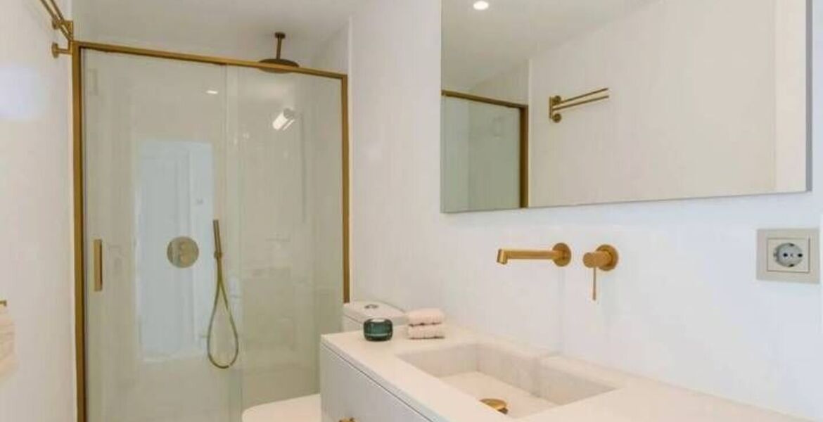 Penthouse de Luxe en Bord de Mer avec Jacuzzi sur le Toit