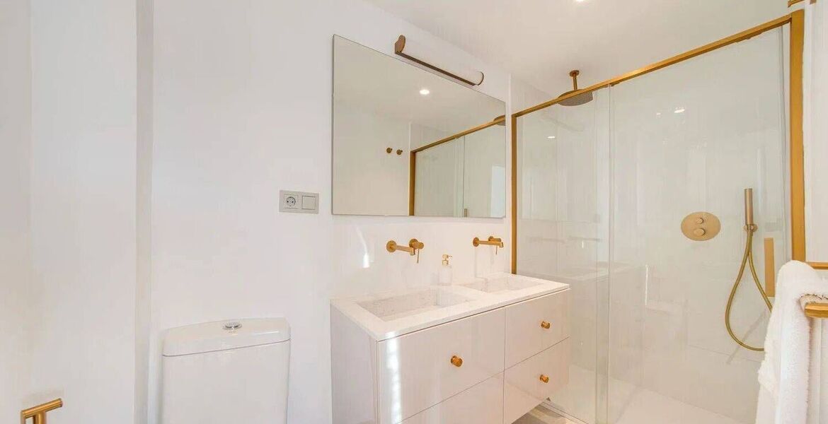 Penthouse de Luxe en Bord de Mer avec Jacuzzi sur le Toit