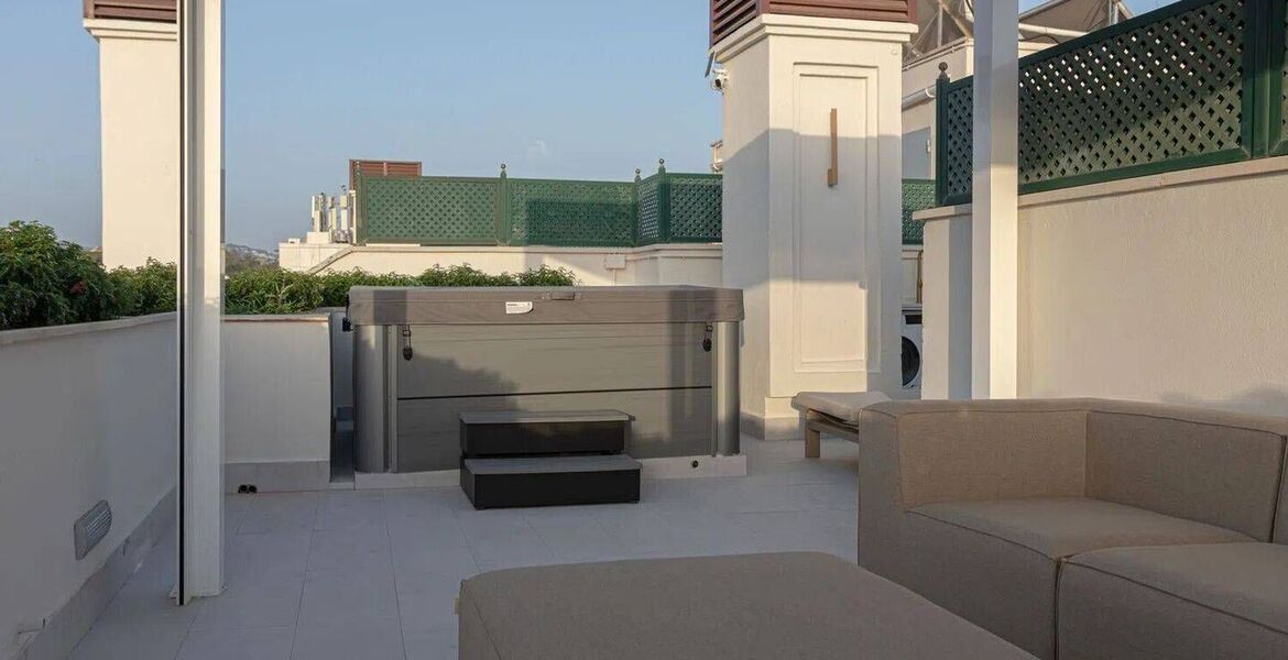 Penthouse de Luxe en Bord de Mer avec Jacuzzi sur le Toit