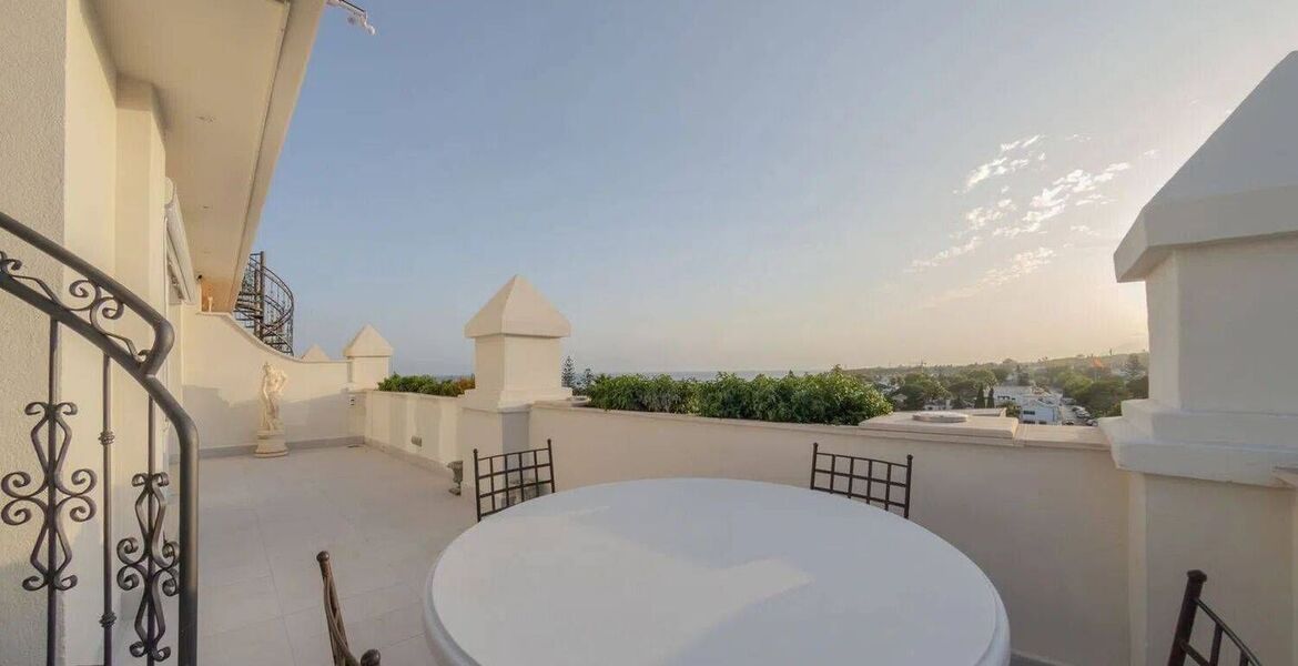 Penthouse de Luxe en Bord de Mer avec Jacuzzi sur le Toit