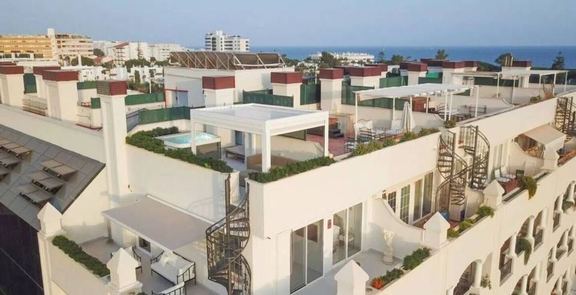 Penthouse de Luxe en Bord de Mer avec Jacuzzi sur le Toit