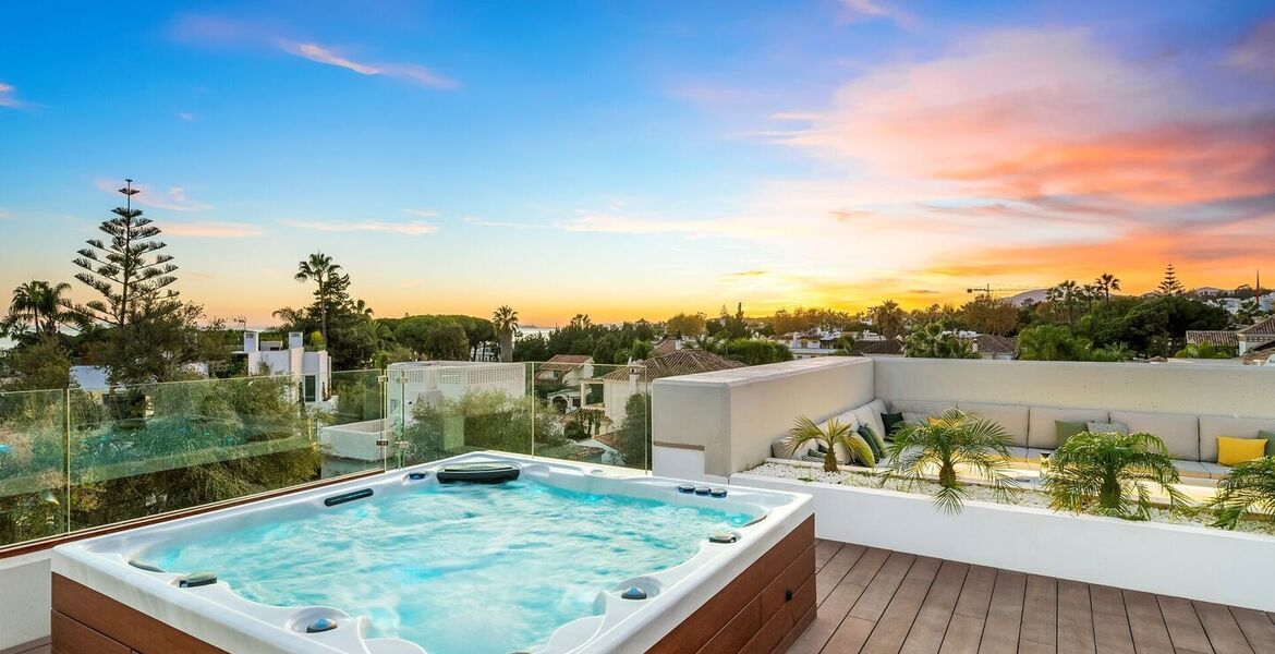 Elegante Villa a Pasos de la Playa en la Milla de Oro