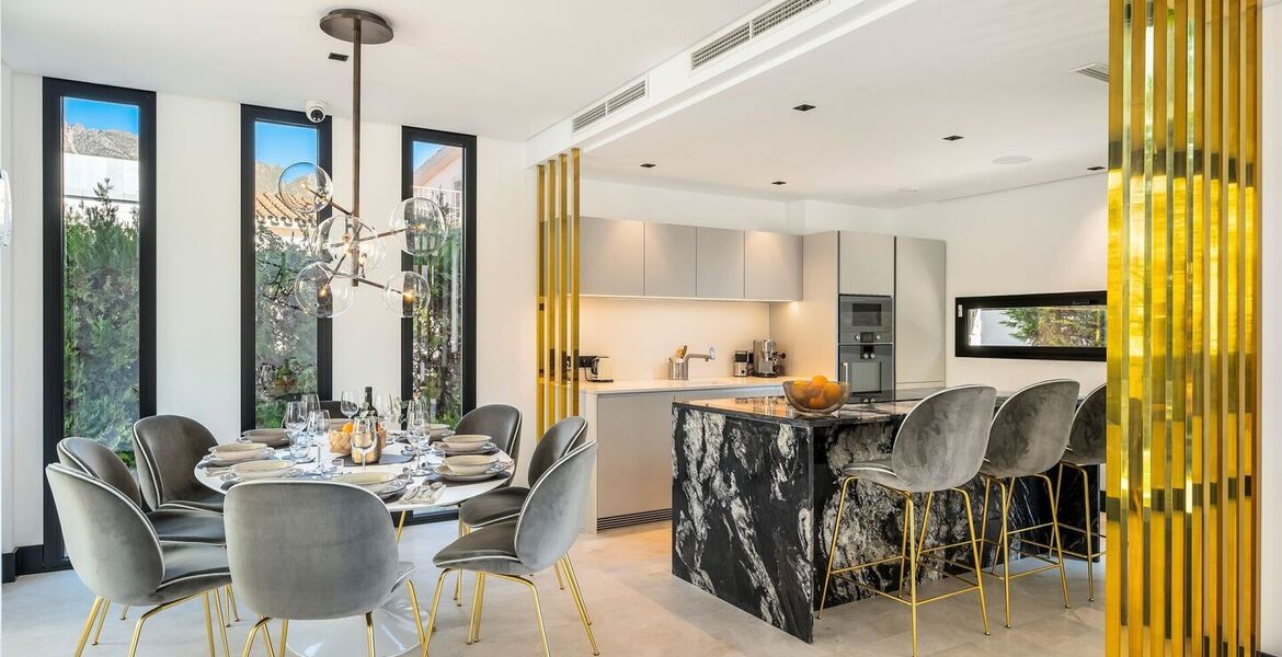 Elegante Villa a Pasos de la Playa en la Milla de Oro