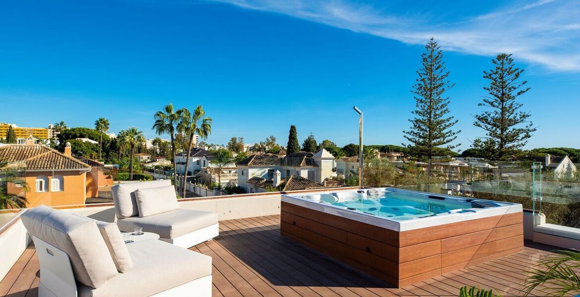 Elegante Villa a Pasos de la Playa en la Milla de Oro