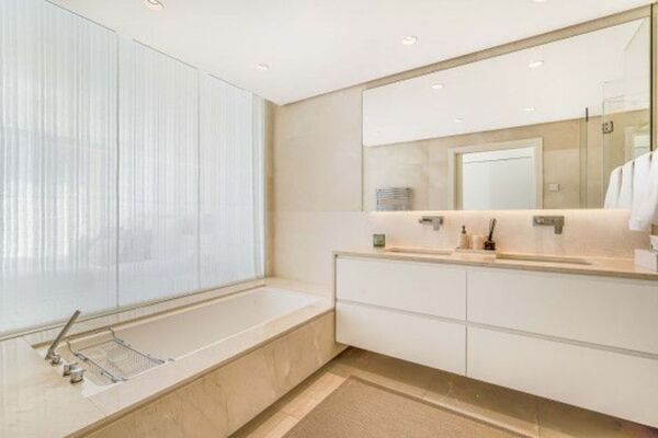 Ático dúplex en venta en Marina Puente Romano
