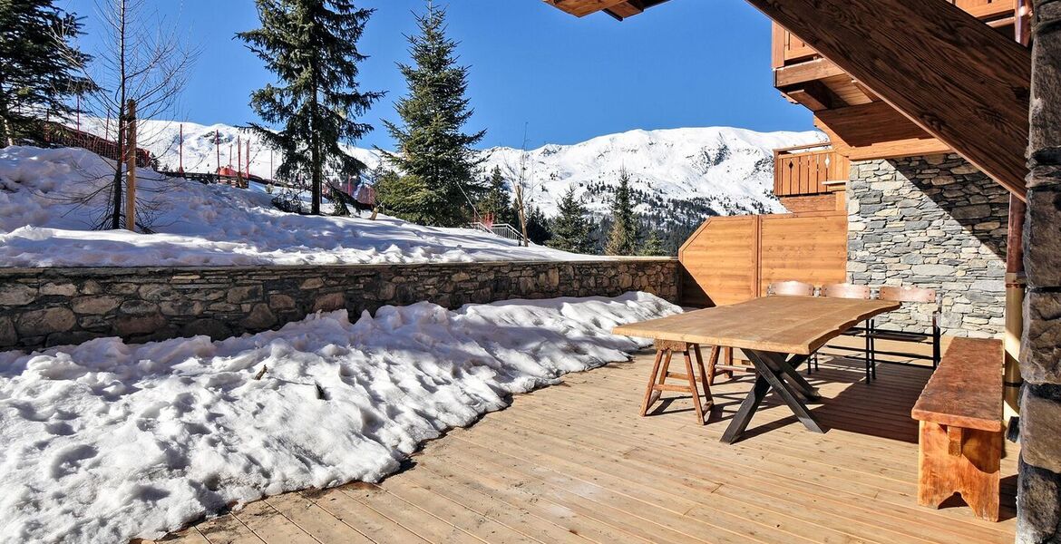 Un Lujoso Retiro Alpino con una Terraza Enorme